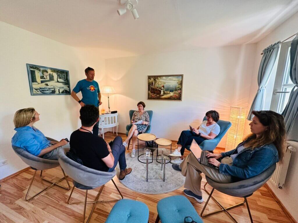 Die TeilnehmerInnen und TrainerInnen der ersten Podcast Werkstatt im Juni 2025